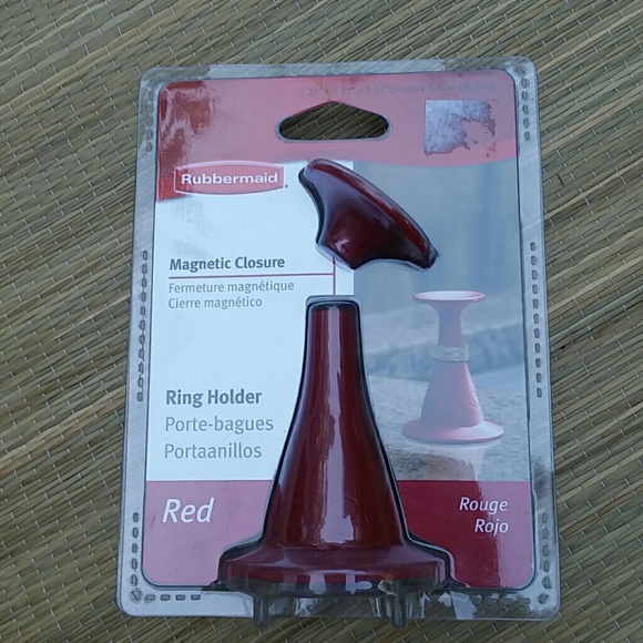 Rubbermaid Magnetic Closure Ring Holder in Red