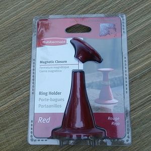 Rubbermaid Magnetic Closure Ring Holder in Red