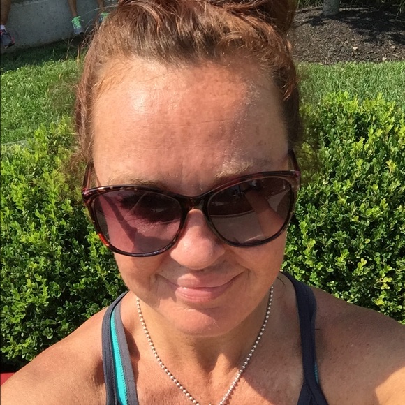 Meet your Posher, Jennifer - Picture 1 of 1