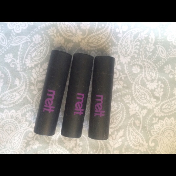 Melt cosmetic lipsticks.