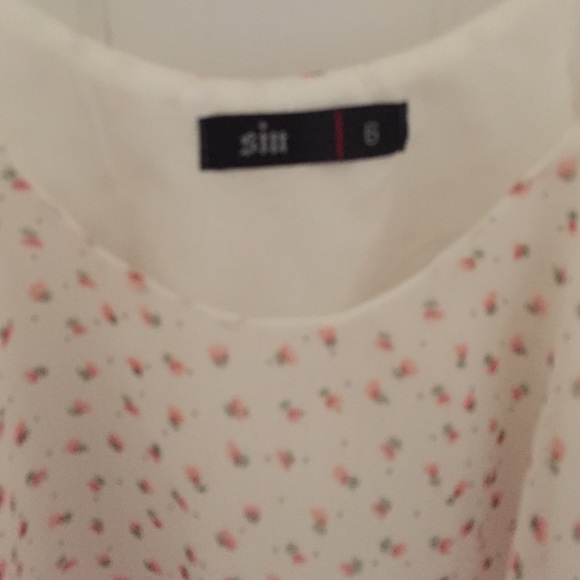 Floral Ruffle Crop Top - Picture 3 of 3