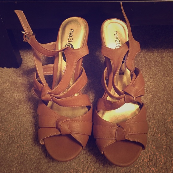 Cute camel wedges