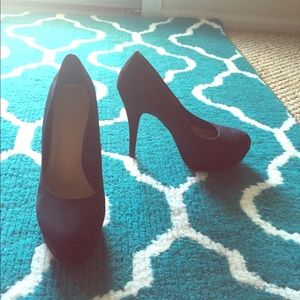 Black pumps. Size 9.