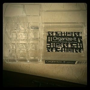 Storage solution for makeup & brushes