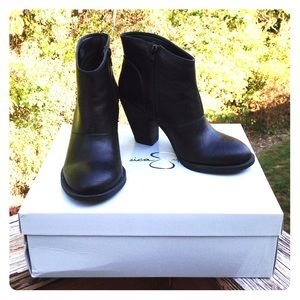 Jessica Simpson black ankle boots size 6M