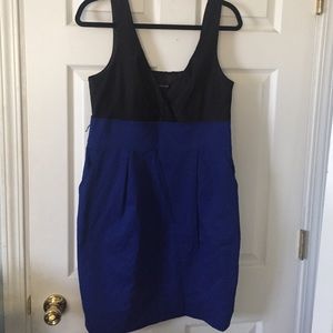 Sleeveless dress with pockets