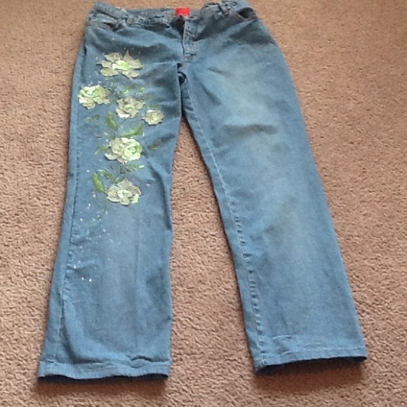 Cute Jeans with Flower embroider pants!