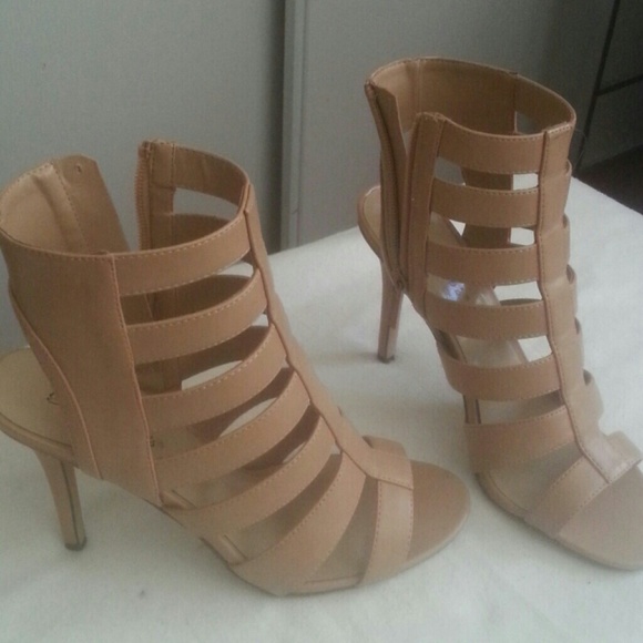 Cream Shoe - Picture 2 of 2