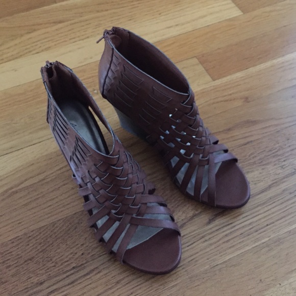 American Eagle Wedged Sandals