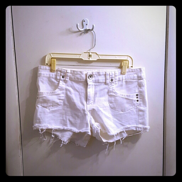 Cut-off White Lei Shorts