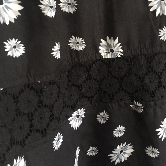 🚫 GONE 🚫 Black floral dress - Picture 2 of 4