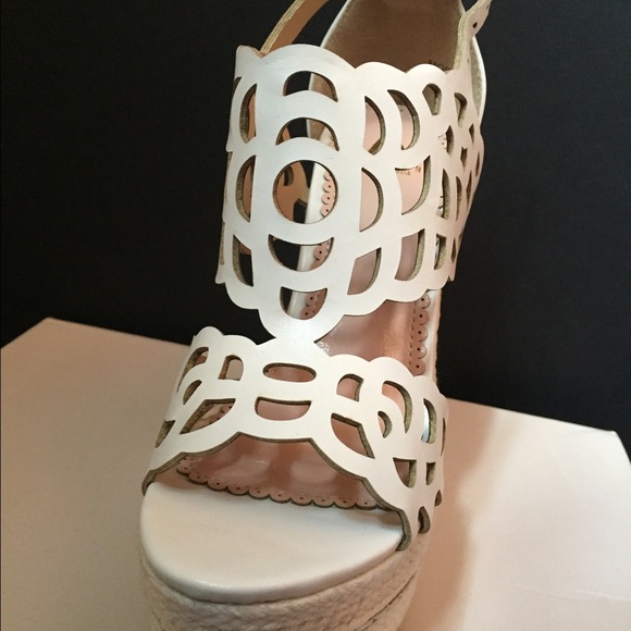 Size 6.5 adorable white wedges - Picture 2 of 3