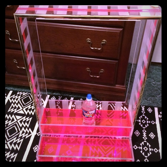 VS/PINK DISPLAY - Picture 1 of 2