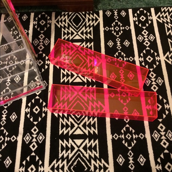 VS/PINK DISPLAY - Picture 2 of 2
