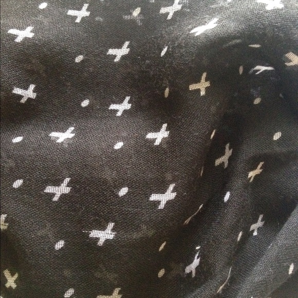 Cross patterned infinity scarf - Picture 2 of 3