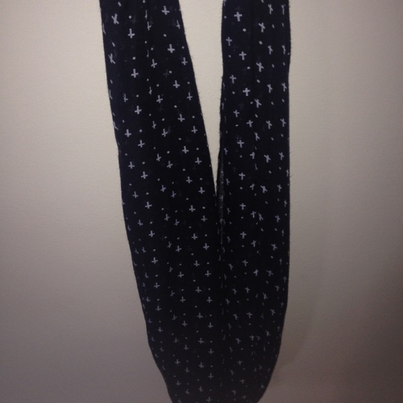 Cross patterned infinity scarf - Picture 3 of 3
