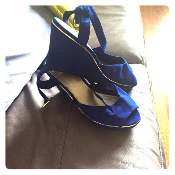 Torrid electric blue wedges with gold trim