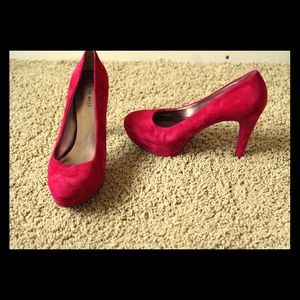 Red suede Nine West pump