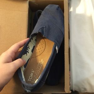 Toms navy blue