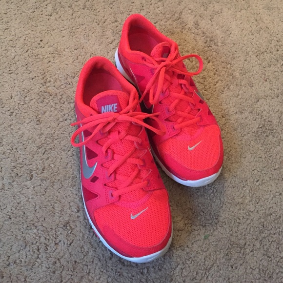 Nike neon coral fitsole shoes