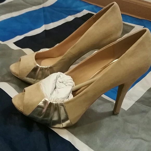 Beautiful Opened toed tan Heels! - Picture 2 of 4