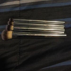 Four It Cosmetic brushes that came in a set