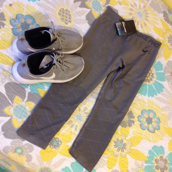 NWT nike pro Capri workout crops