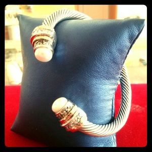 Pulso de oro y plata