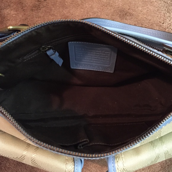 Adorable tan and light blue Coach bag - Picture 3 of 4