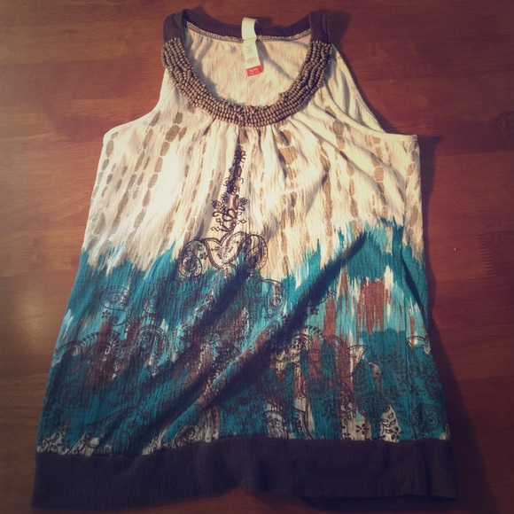 SOLD🎉🎉🎉🎉Tank top with beaded collar