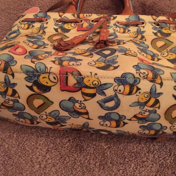 Adorable bee handbag with matching coin purse - Picture 3 of 4