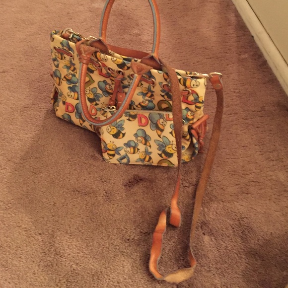 Adorable bee handbag with matching coin purse - Picture 4 of 4