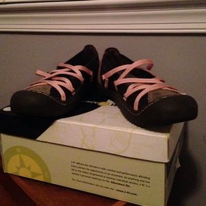 J-41 Sideline Women's Shoe in Brown/Pink