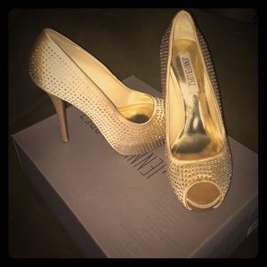 Jennifer Lopez peep toe pumps