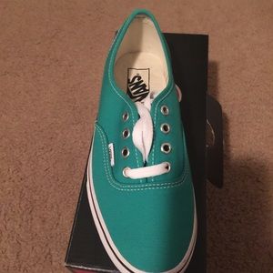 NIB Emerald/True White US Men's 6.0 US Women's 7.5