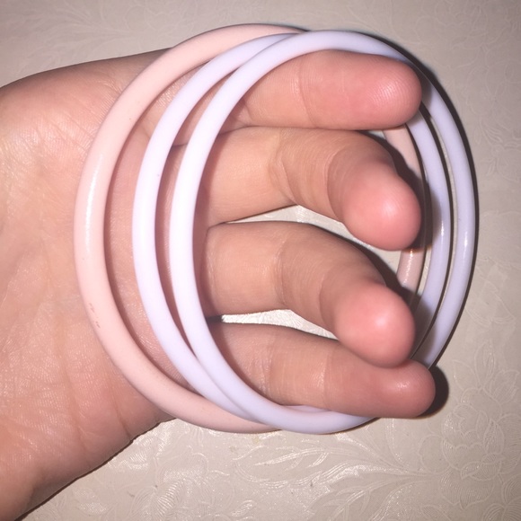 White and light pink plastic bangles - Picture 1 of 1