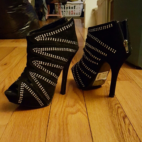 Deb Black Heels - Size 6 - BNWT