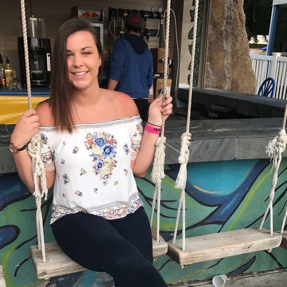 Meet your Posher, Liz - Picture 2 of 3