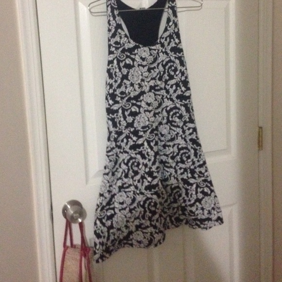 A summer dress - Picture 1 of 2
