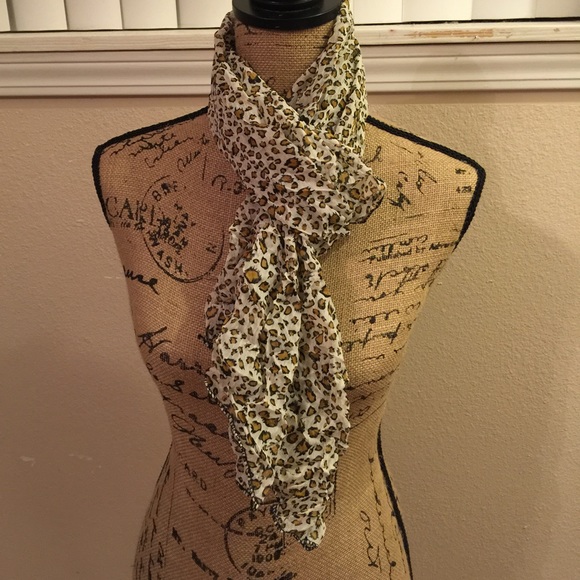 Leopard scarf - Picture 2 of 3