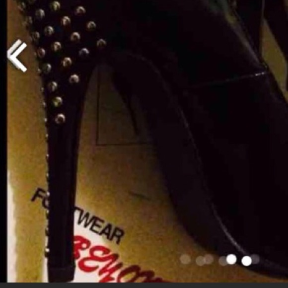 👠👠NWT Gorgeous Studded Heels👠👠 - Picture 6 of 8