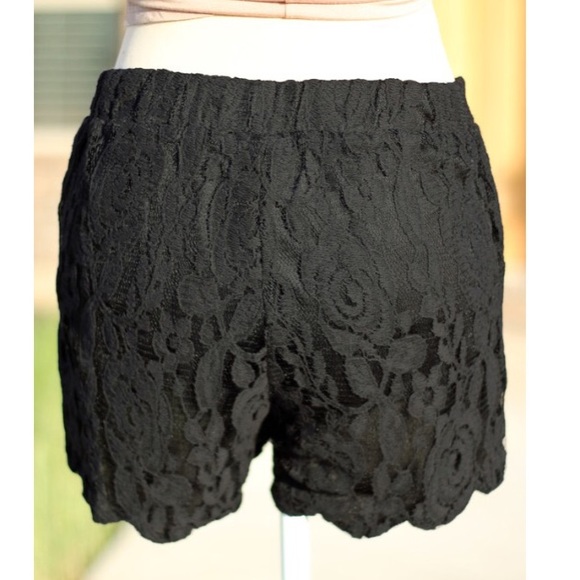 Boutique Lace Shorts - Picture 2 of 4