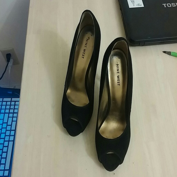 Nine West black suede classic pumps