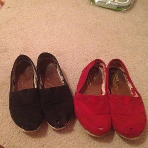 Black and red toms