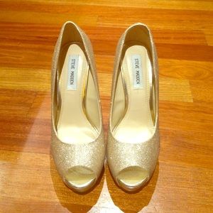 STEVE MADDEN GOLD GLITTER HEELS!!