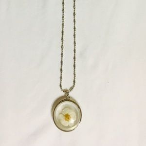 Silver daisy necklace