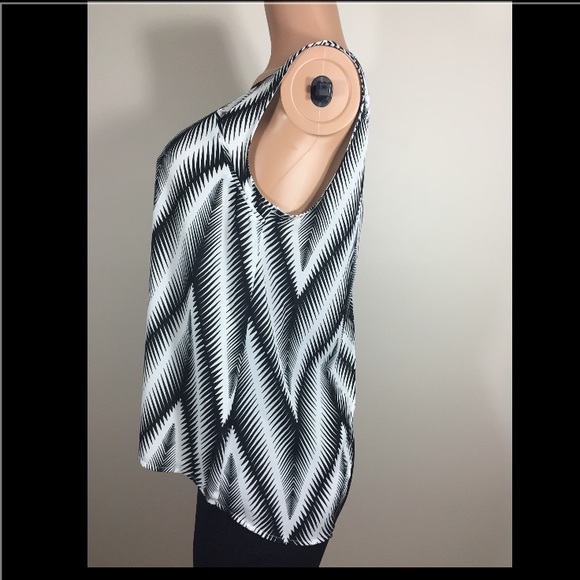 🆕 Kardashian kollection sheer panel cut out top - Picture 2 of 3