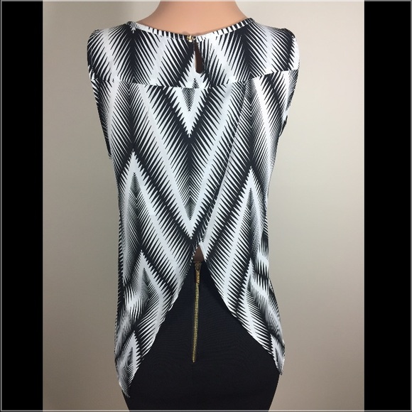 🆕 Kardashian kollection sheer panel cut out top - Picture 3 of 3