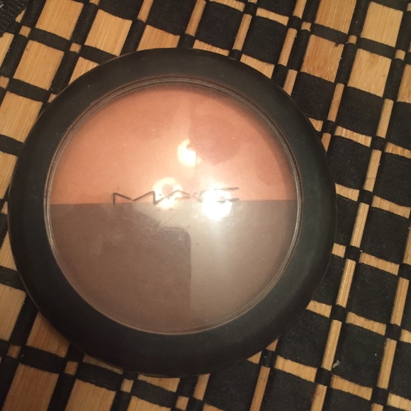 Sculpting powder and soft and gentle