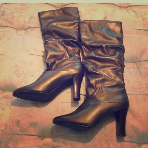 Dark brown boots size 7. 1/2